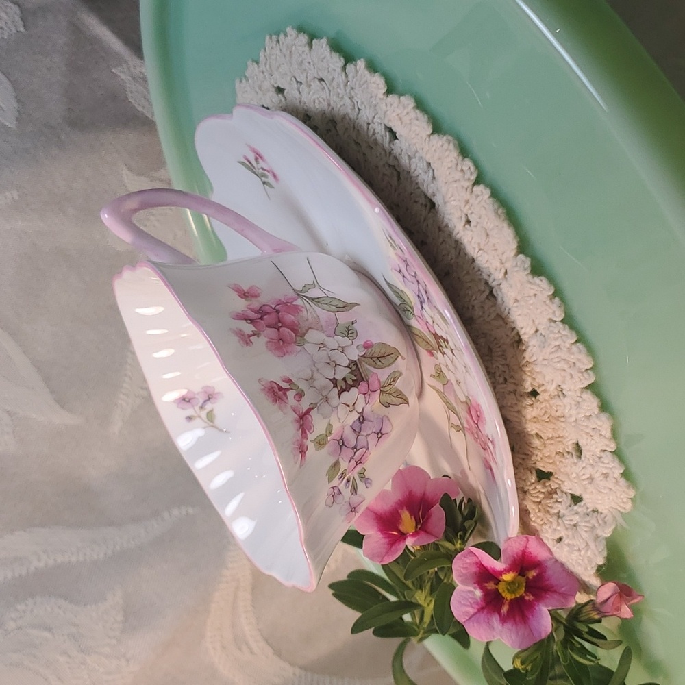 BEAUTIFUL Shelley "Stocks" Stratford shape Teacup/Saucer set